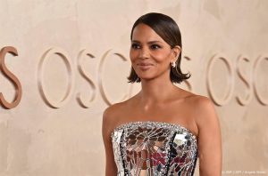 Thumbnail voor Halle Berry vindt dat vrouwen overgang moeten vieren: 'Zoals elke andere mijlpaal in ons leven'