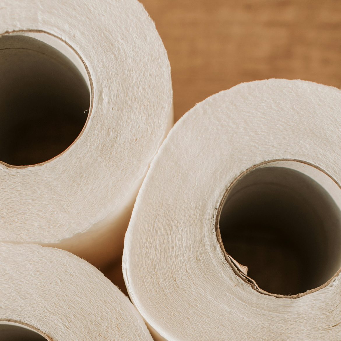toiletpapier rollen op elkaar gestapeld