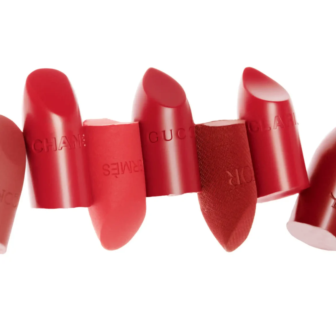 Deze door 'Emily in Paris' geïnspireerde make-uptrend maakt rode lippenstift aanbrengen veel makkelijker