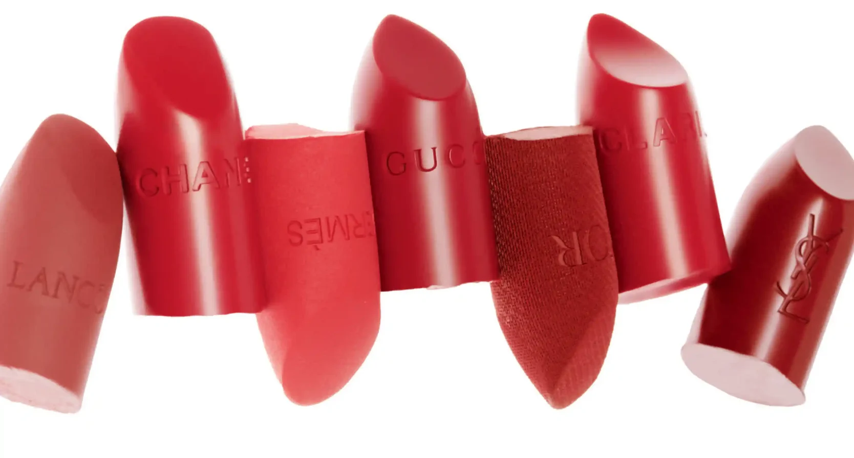 Deze door 'Emily in Paris' geïnspireerde make-uptrend maakt rode lippenstift aanbrengen veel makkelijker