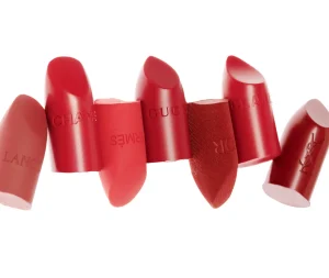 Deze door 'Emily in Paris' geïnspireerde make-uptrend maakt rode lippenstift aanbrengen veel makkelijker