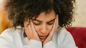 Thumbnail voor Warm voetenbad, slaapsokken of piercing: wat helpt nu echt tegen migraine? Dit zegt een neuroloog