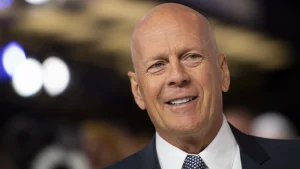 Thumbnail voor Bruce Willis viert 70e verjaardag met een dansje: 'Het gaat heel goed met hem'
