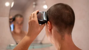 Vrouw scheert zich kaal | Marloes zus' loog dat ze kanker had