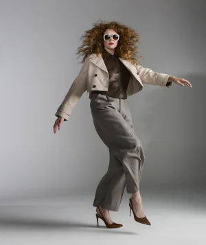 Britte Lagcher in korte trenchcoat