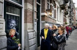 Thumbnail voor LINDA.'s Kim nam afscheid van jeugdheld Rob de Nijs bij DeLaMar theater: 'Zijn lieve foto raakt me'