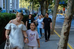 Thumbnail voor Nikwi vond na 25 jaar haar Chinese ouders terug: 'Ik werd hardhandig afgenomen'