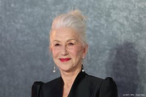 Thumbnail voor Actrice Helen Mirren: 'James Bond-reeks is doordrenkt van seksisme'