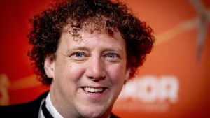 Thumbnail voor Dochter Jochem Myjer (16) leeft met zeldzame slaapziekte: 'Zonder medicijnen heeft ze geen leven'