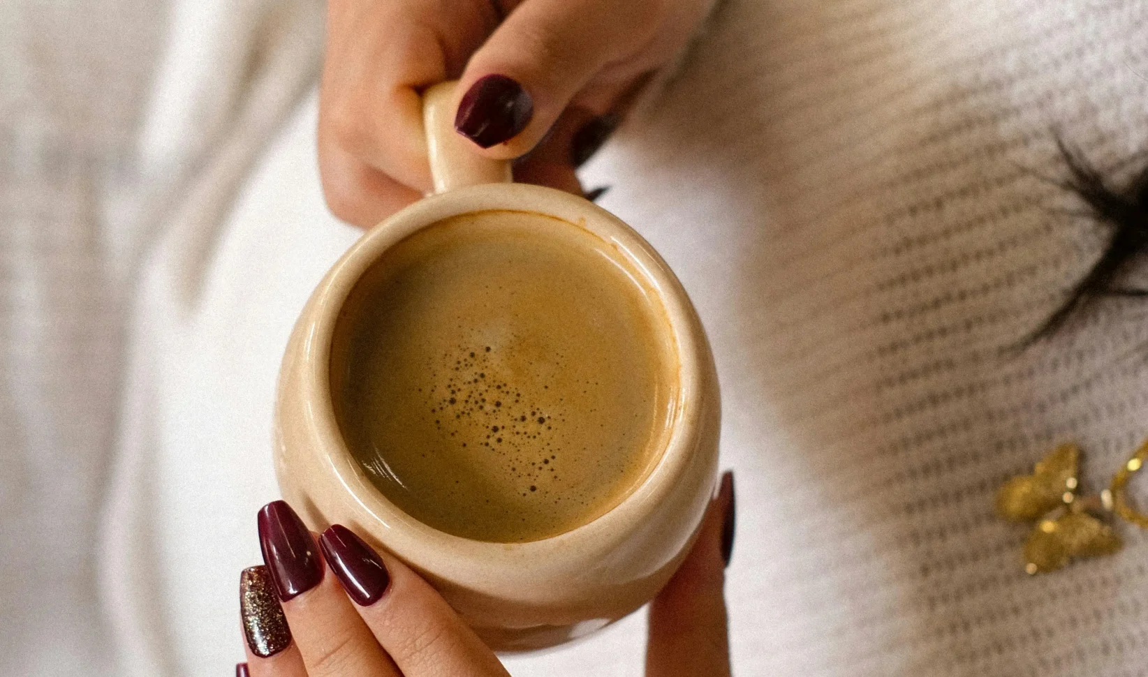 Vrouw met koffiemok in handen