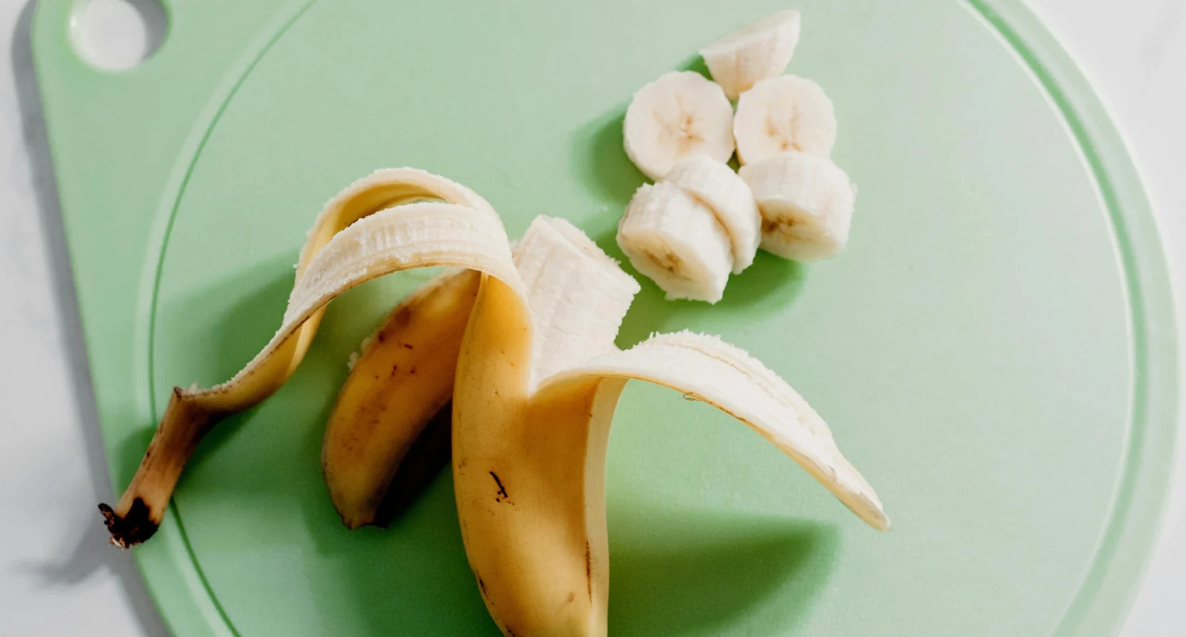 Franse peuter stikt in banaan op kinderdagverblijf, personeel belt pas na twintig minuten de hulpdiensten