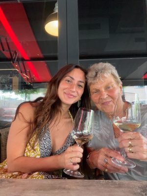 Thumbnail voor Anush (27) is besties met Riet (83): 'Iemand met wie je alles deelt'