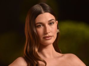 Thumbnail voor 'Rumour has it' dat Hailey Bieber Rhode verkoopt voor dít bizarre bedrag