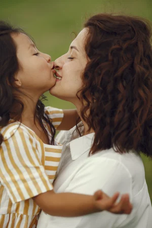 Thumbnail voor Je kind op de mond zoenen: ja of nee? Dit zegt pedagoog Belle Barbé erover