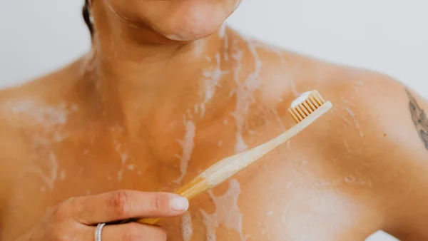 tandenpoetsen onder de douche