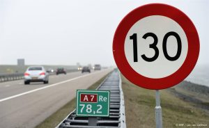 Thumbnail voor Op deel van Afsluitdijk mag je vanaf nu weer 130 kilometer per uur, déze snelwegen volgen nog dit jaar