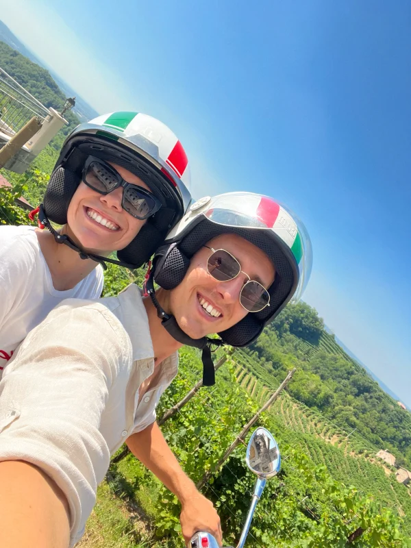 Romy en Mika samen op de scooter in Puglia
