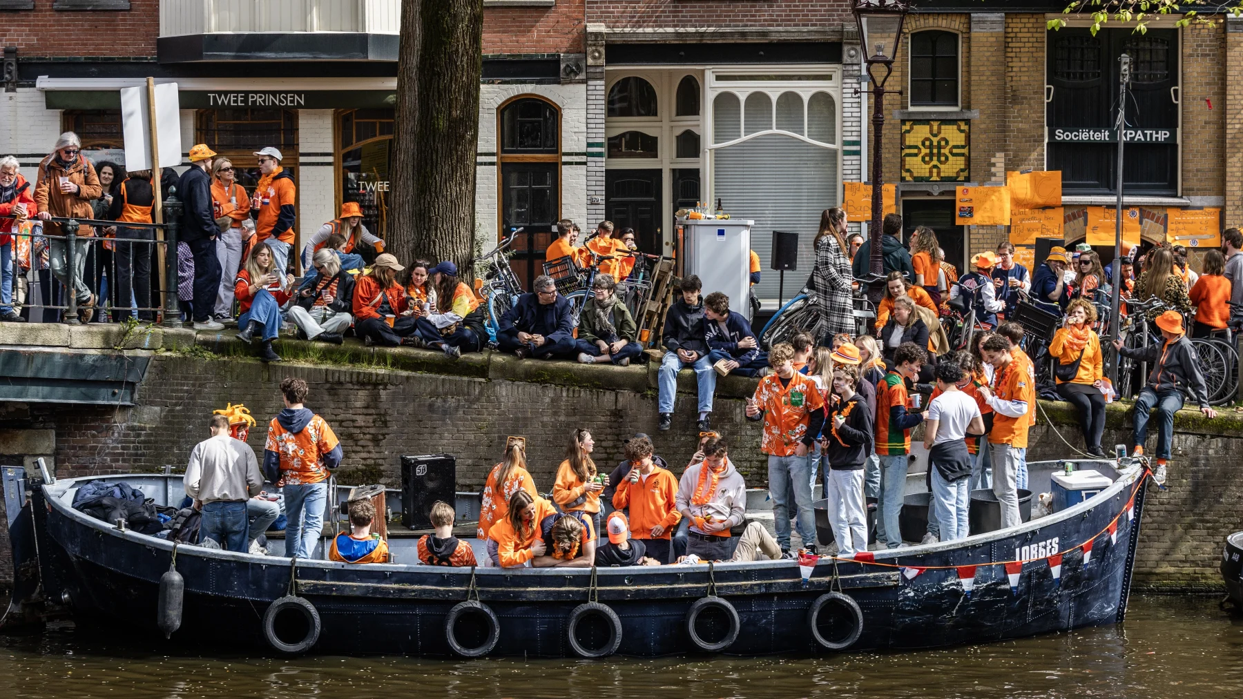 De gemeente Amsterdam roept mensen op om niet naar de hoofdstad te komen tijdens Koningsdag. Er is namelijk grote drukte verwacht.