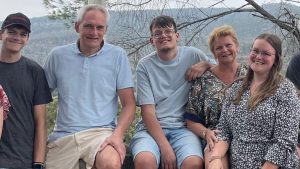 Thumbnail voor Michelle (26) is mantelzorger voor haar broer (28): 'We wonen niet meer onder één dak, maar de zorg gaat altijd door'