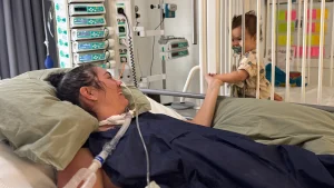 Thumbnail voor Eline (31) raakte plotseling verlamd door het Guillain-Barré syndroom: 'Ik lag twee maanden lang op de ic'