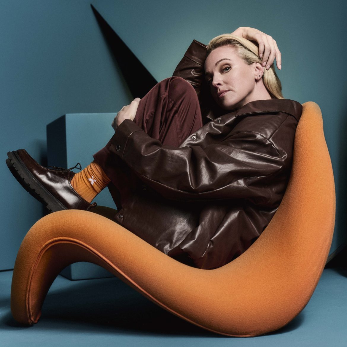 Loes Haverkort met oranje accessoires