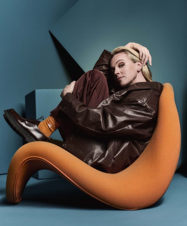 Loes Haverkort met oranje accessoires