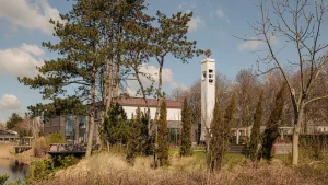 Thumbnail voor In déze voormalige kerk – nu een high-end villa – weet je niet waar je kijken moet