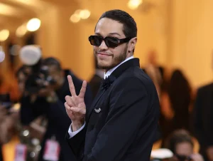 Thumbnail voor Zoveel gaf Pete Davidson tot nu toe uit om tattoos te verwijderen: 'Zit pas op 30 procent'