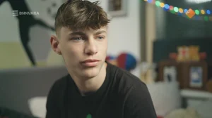 Thumbnail voor Mbo-student Kenny wast voor het eerst een vrouw in 'Zorgen': 'Je gaat eraan wennen, geloof me'