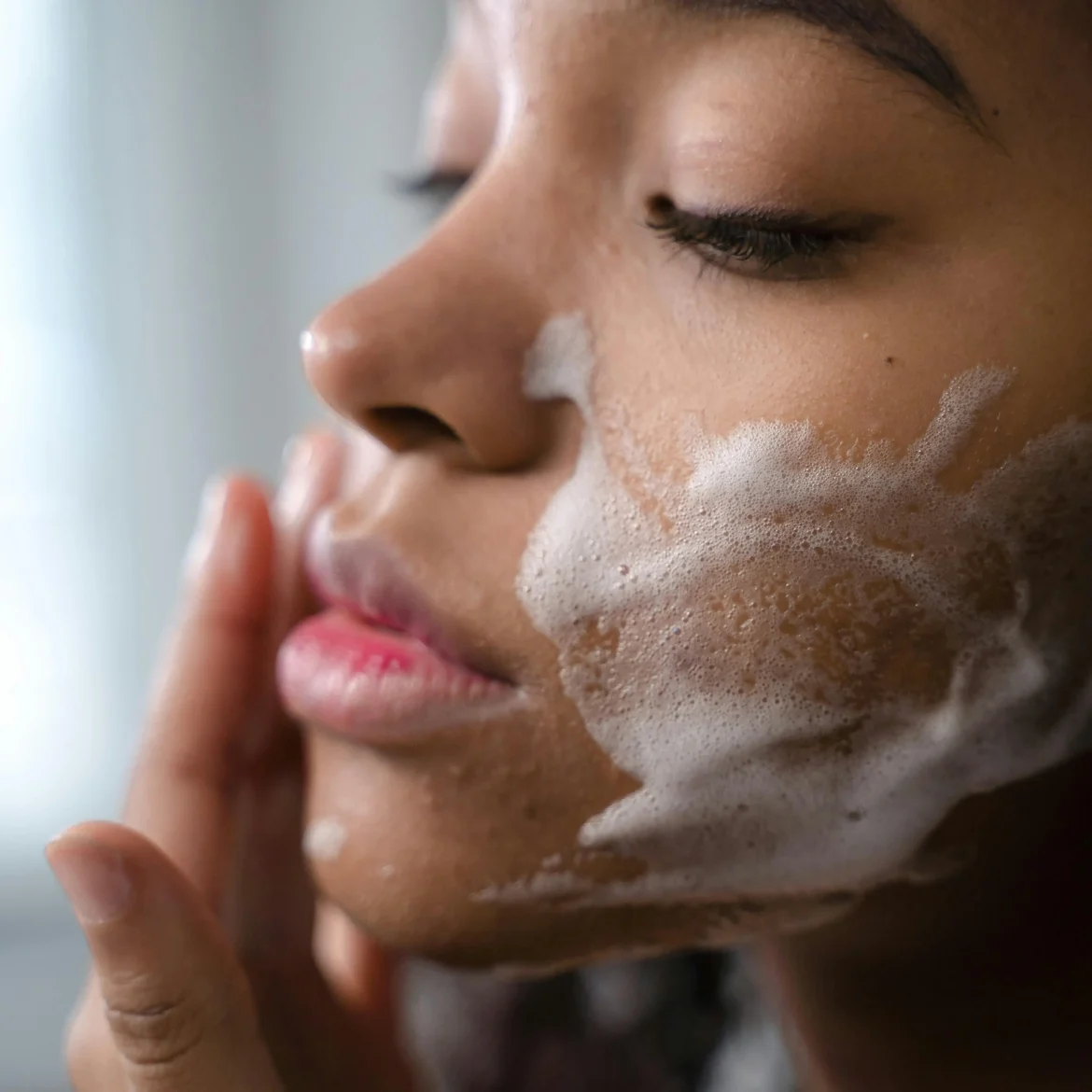 Vrouw bezig met huidverzorging bij acne