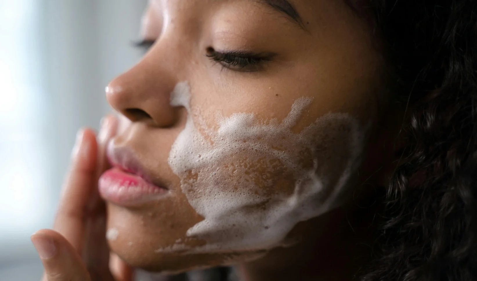 Vrouw bezig met huidverzorging bij acne