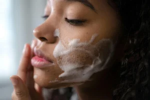 Thumbnail voor Last van acne? Huidexpert Jetske Ultee deelt welke skincare-ingrediënten je liever vermijdt