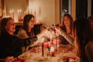 Thumbnail voor Ellis organiseert 'Deep Dinners': 'Laagdrempelige manier om te praten met onbekenden'