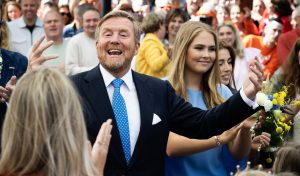 Thumbnail voor Koningsdag met 'twee gezichten': Willem-Alexander presenteert zich als verbinder in onzekere tijd