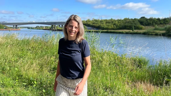 Kim, die op haar 25e een hartstilstand kreeg, poseert naast een rivier voor de foto