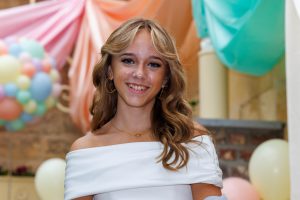 Thumbnail voor Zangeres Emma Kok (17) koopt haar eerste bikini ooit: 'Schaamde me voor mijn buik'