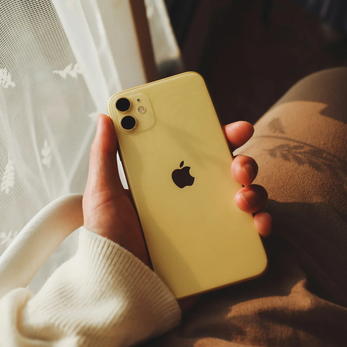 vrouw iphone apple logo geheime knop