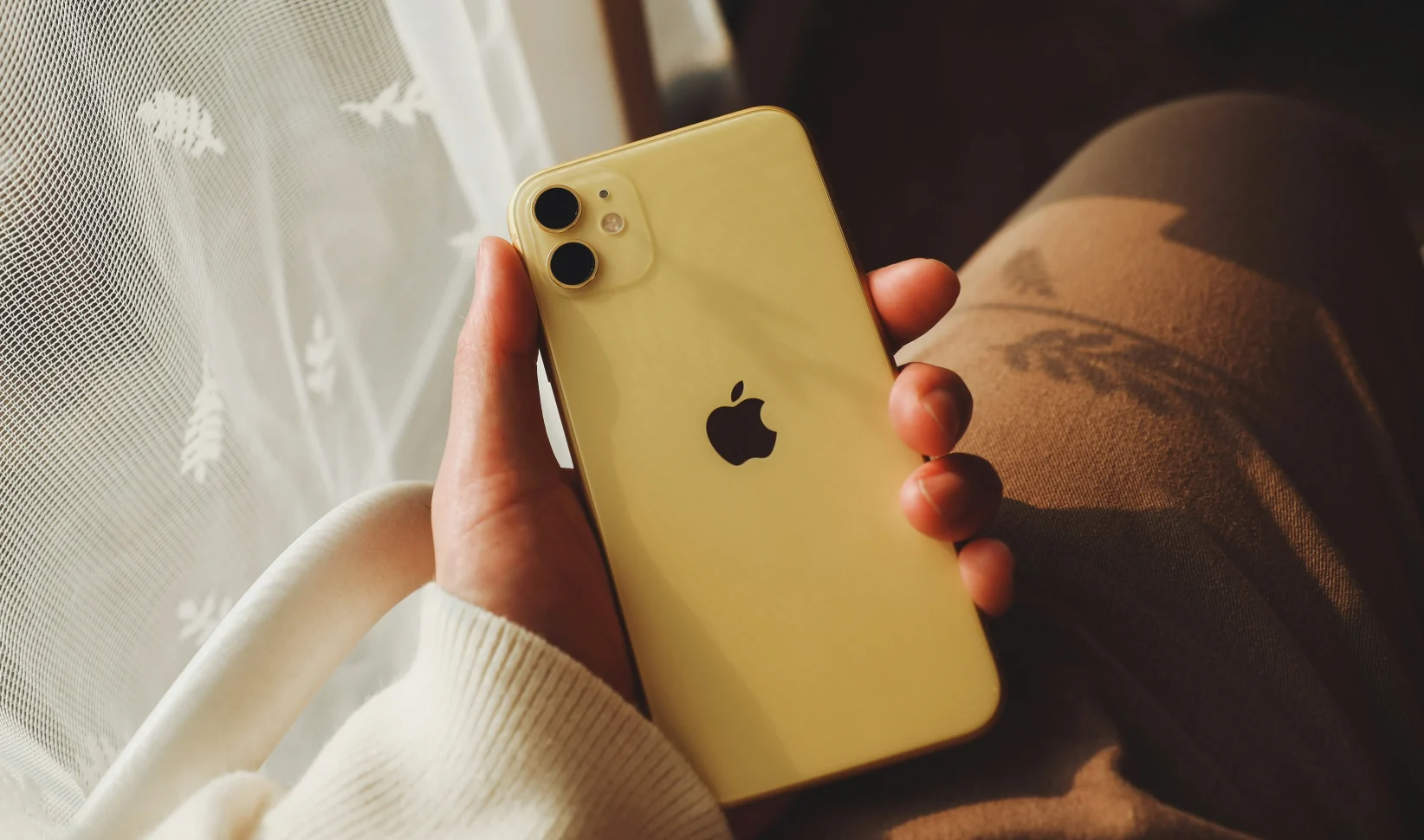 vrouw iphone apple logo geheime knop