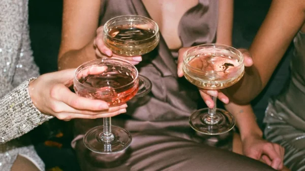 Champagne en witte wijn, meer fruit eten, slank blijven en positief in het leven staan: het zou allemaal kunnen helpen om het risico op een plotselinge hartstilstand te verkleinen.