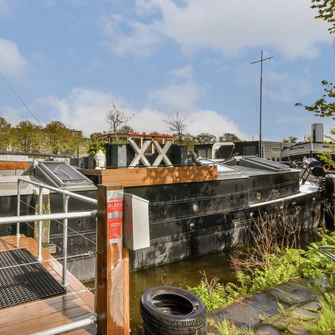 Wonen op het water (en in stijl): met deze woonboot in Amsterdam kun je pronken