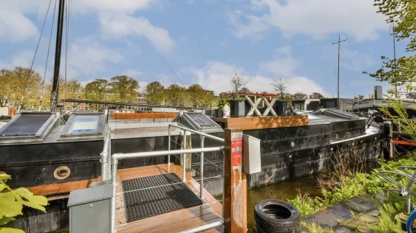 Wonen op het water (en in stijl): met deze woonboot in Amsterdam kun je pronken