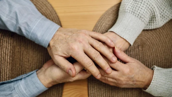 Elaine vertelt over hoe het was om de zorg uit handen te geven voor haar man