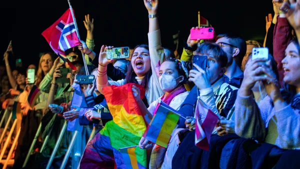 AVROTROS maakt bezwaar tegen het besluit van de European Broadcasting Union (EBU) om pridevlaggen te verbieden voor deelnemers in 'officiële ruimtes' op het Eurovisie Songfestival. Dat is de uitkomst van een gesprek tussen de omroep en lhbti-belangenorganisatie COC.
