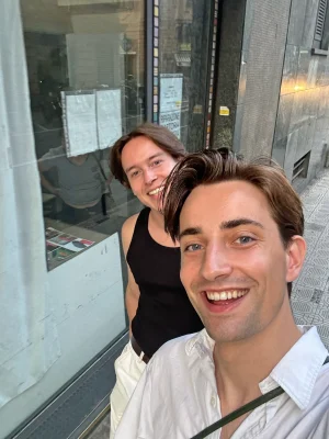Thumbnail voor Jurriaan leerde zijn beste vriend op Tinder kennen: 'We hebben eerst een halfjaar gedatet'