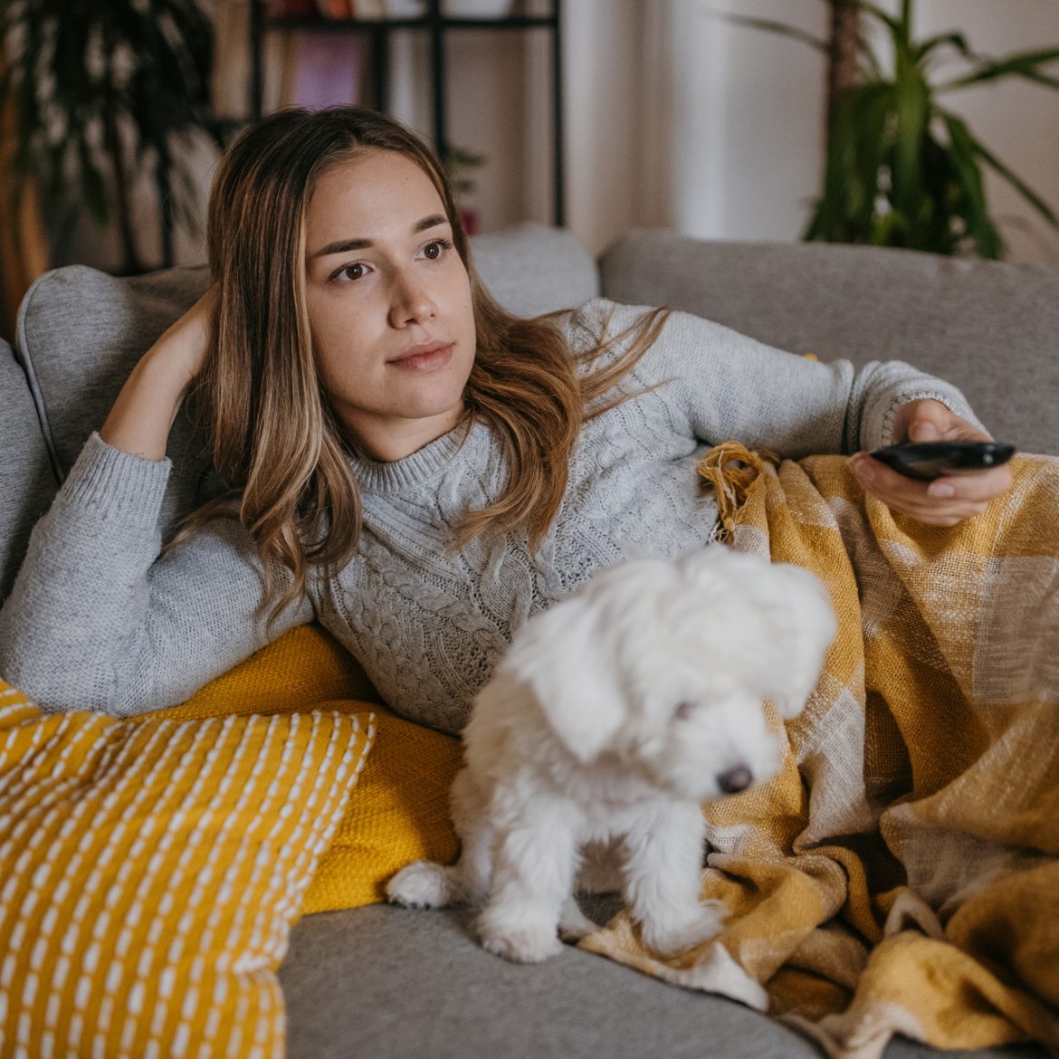 vrouw tv kijken hond