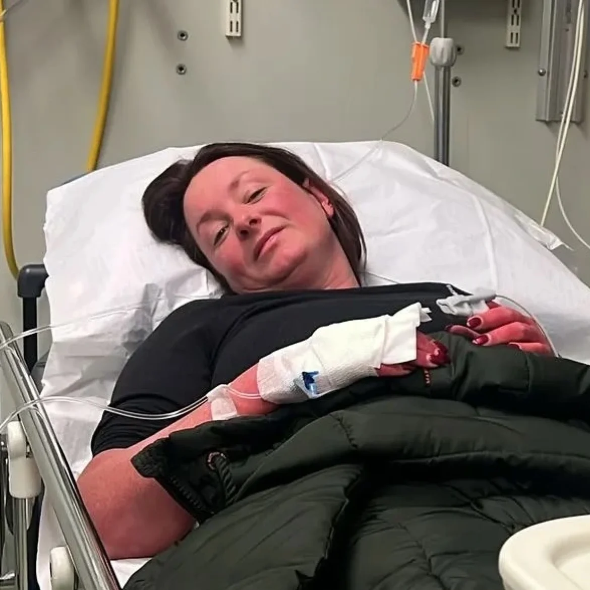 Debbie in ziekenhuisbed met Knokkelkoorts