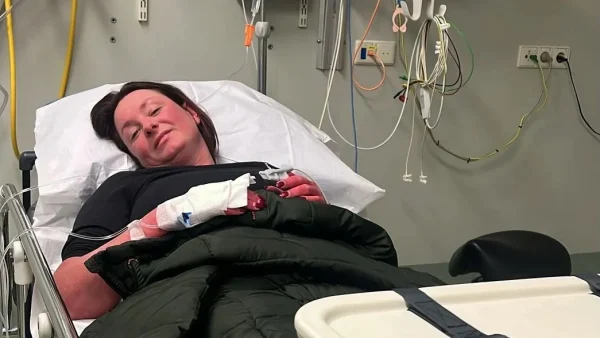 Debbie in ziekenhuisbed met Knokkelkoorts
