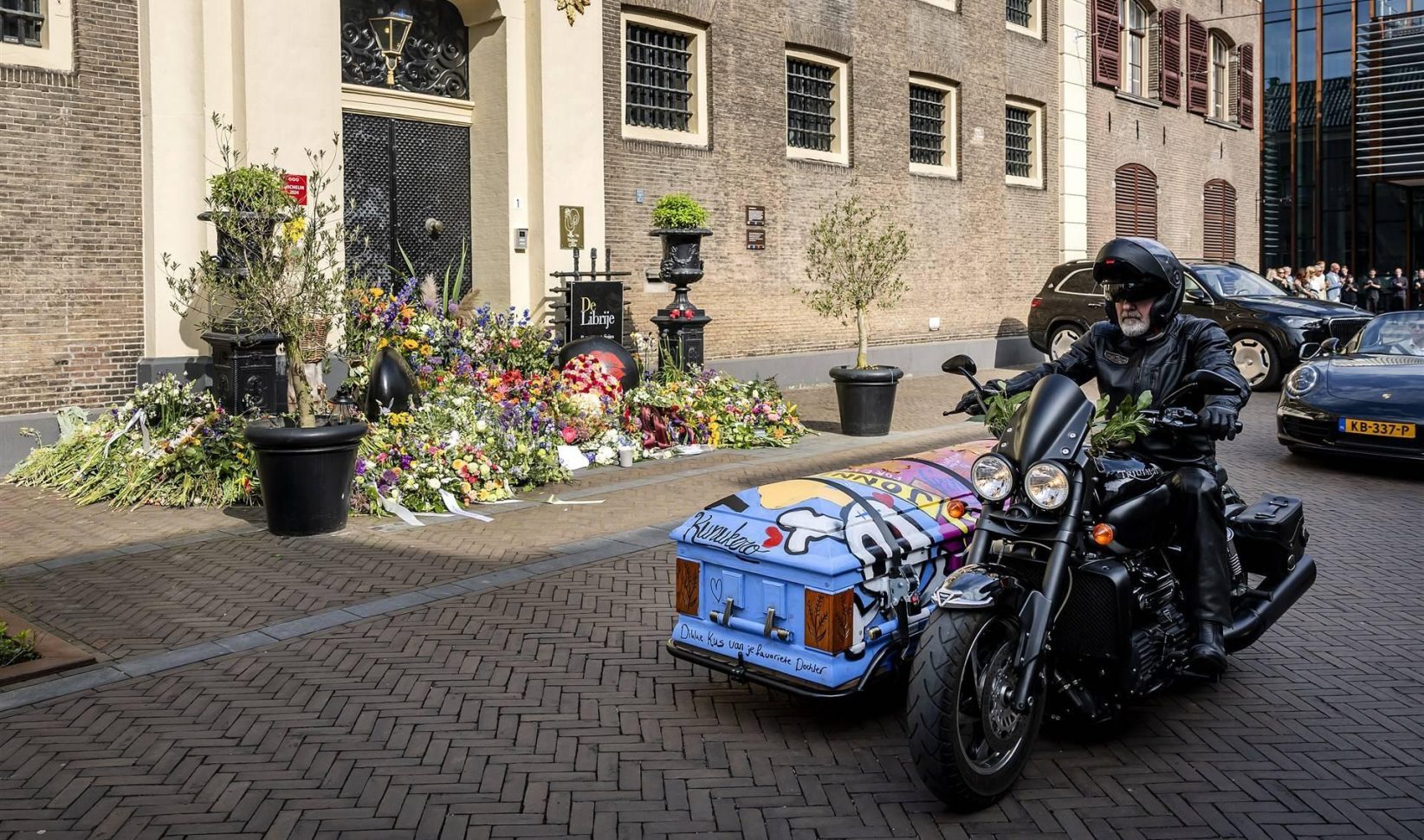 kist Jonnie Boer | Topchef Jonnie Boer in Zwolle naar laatste rustplaats gebracht