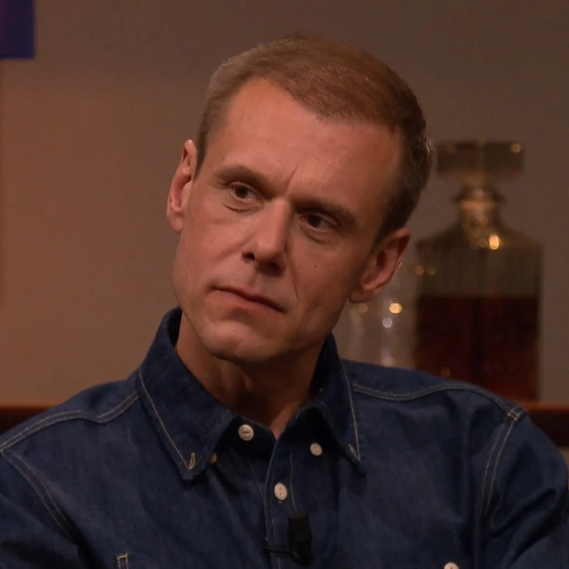 In 'De Klassenavond' is Armin van Buuren openhartig over hoe hij jarenlang zijn 'gebrek aan zelfliefde' opvulde