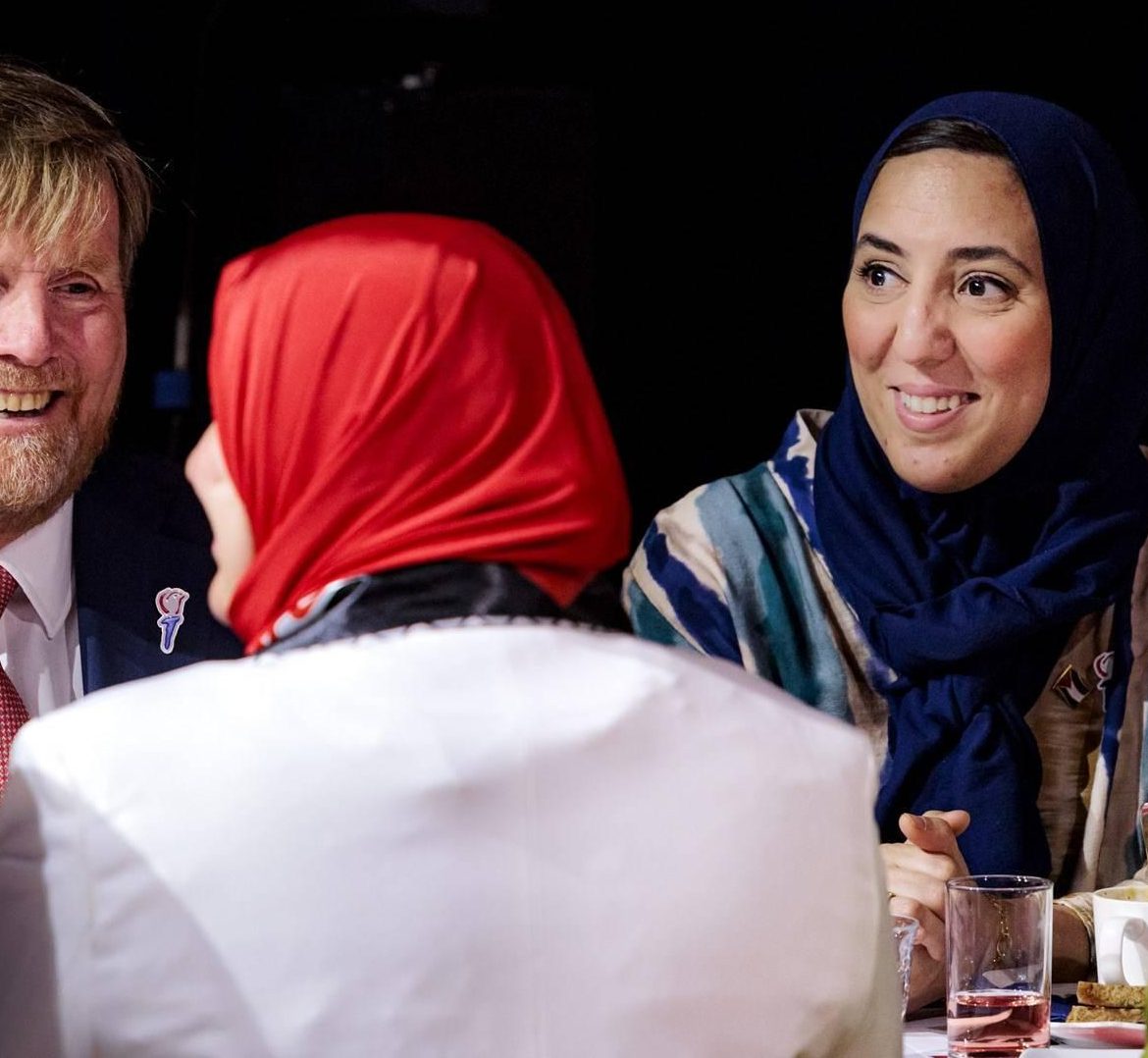 Koningspaar schuift aan bij vrijheidsmaaltijd in Den Haag